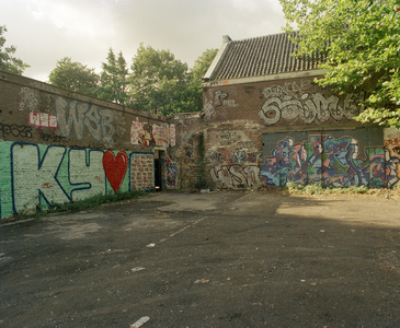 805601 Afbeelding van de graffiti op het achterterrein van de voormalige Autocentrale Utrecht (Boothstraat 4) te Utrecht.